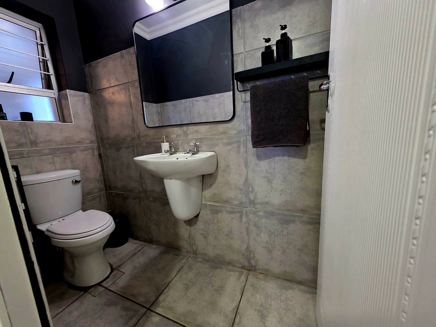 6 Bedroom Property for Sale in Oceanview Heights Western Cape